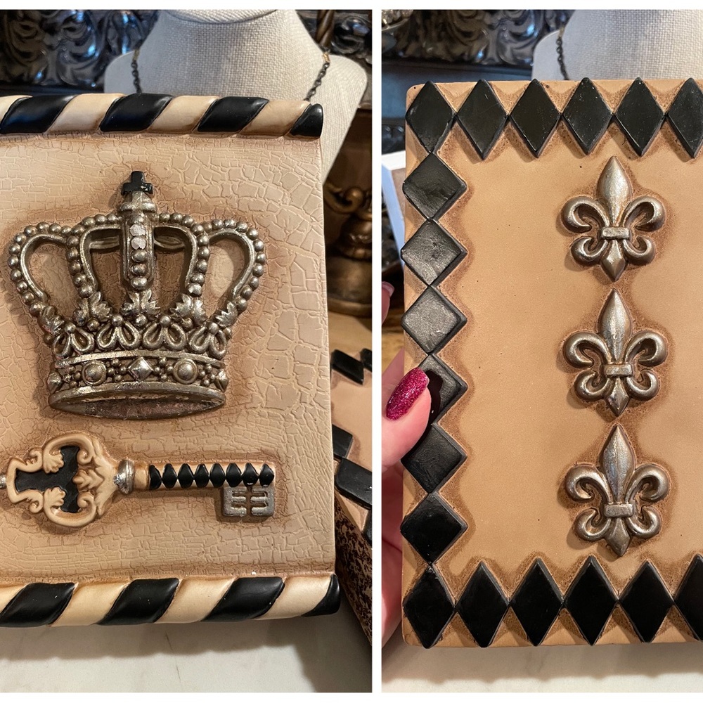 75% OFF Decor plaques Crown Key fleur-de-lis